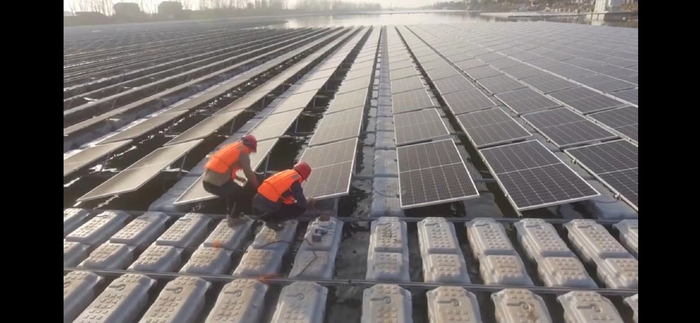 漂浮式光伏板，截图自公众号“沅江融媒”发布视频