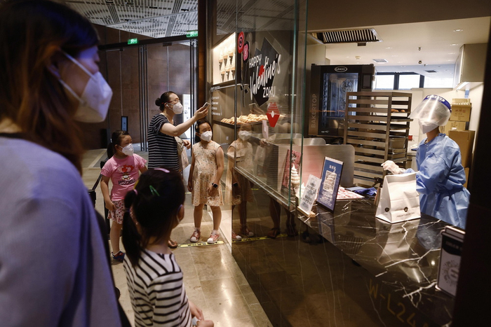 5月26日，天安千树一家商店门口设置场所码，顾客在挑选食品。澎湃影像 图