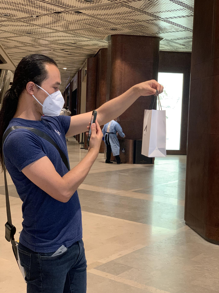顾客为刚买到的咖啡留影。澎湃新闻记者 朱奕奕 图