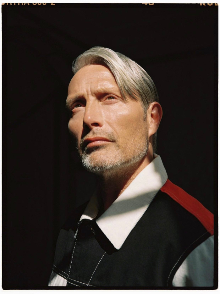 拔叔Mads Mikkelsen最新杂志写真图！