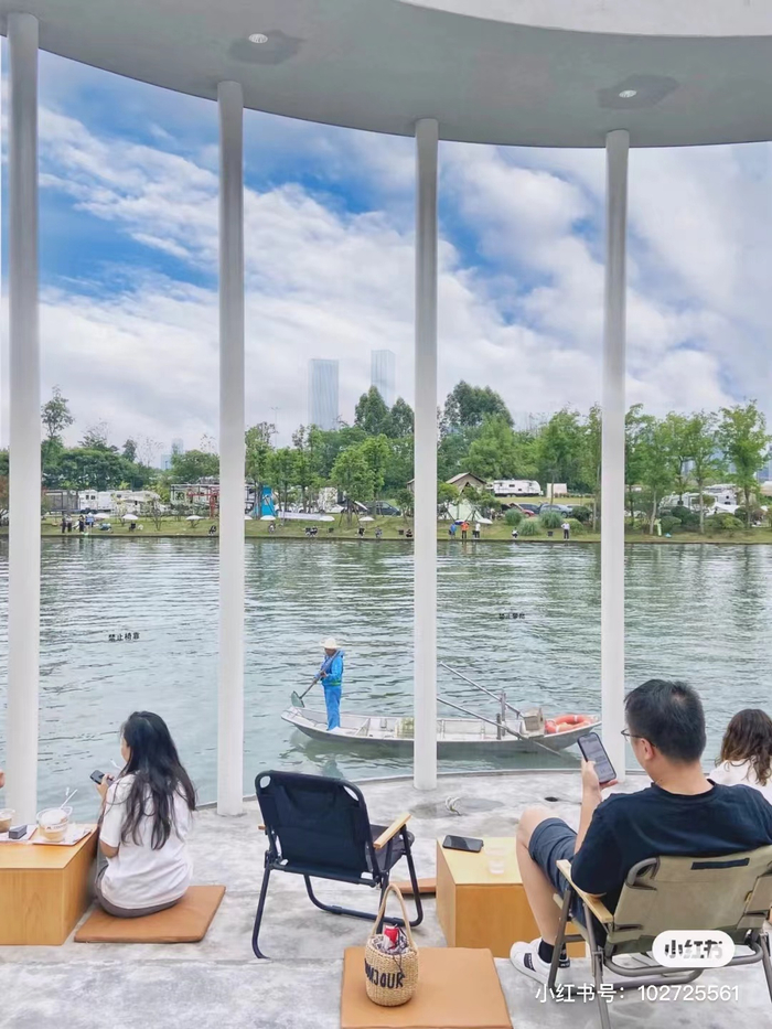 M Stand位于成都麓湖美食岛的新店。（图片来源：小红书用户“葵葵_sH1ne”）