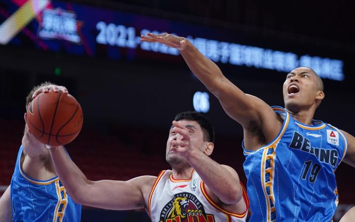 过去几个赛季，丘天（右）得到了很多锻炼。&nbsp; 资料图/新华社