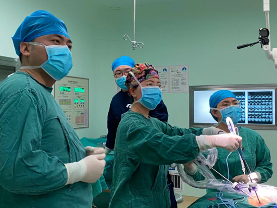 &nbsp;&nbsp;&nbsp;&nbsp;在河南省儿童医院手术室，成海燕（左二）正带领当地医生做腹腔镜肾上腺肿瘤切除术。受访者供图