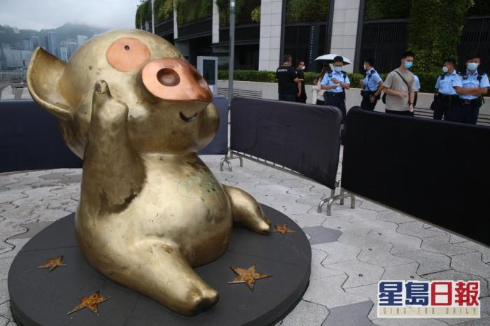 香港尖沙嘴星光大道摆放的卡通人物“麦兜”铜像的肚腩遭人涂鸦。香港《星岛日报》图 刘汉权 摄