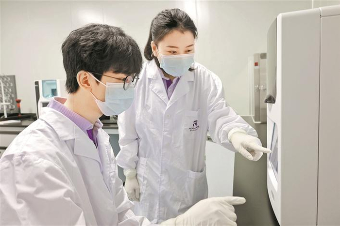 菲鹏生物股份有限公司科研人员在操作自主研发的P810实时荧光定量PCR分析仪。 深圳特区报记者 齐洁爽 摄