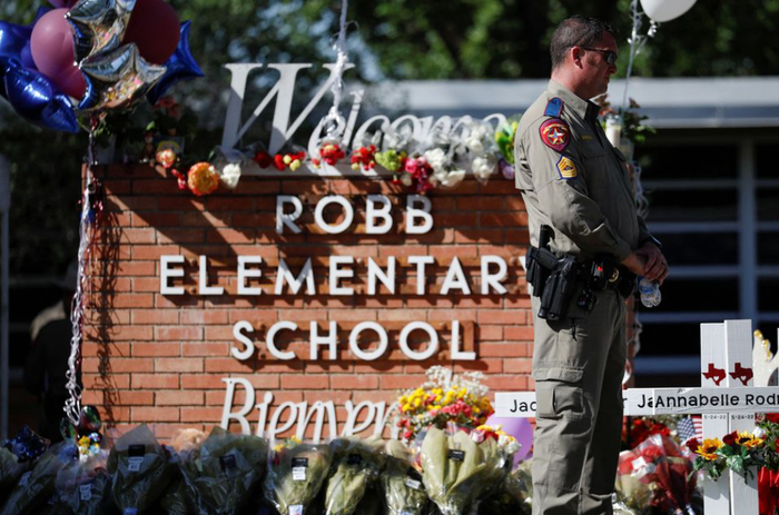 枪击案后罗布小学外 路透社图