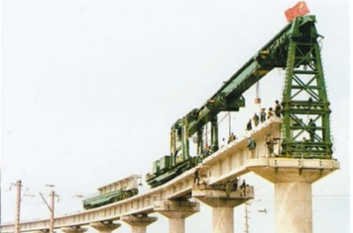 1994年研制成功的JQ130架桥机。中铁科工供图