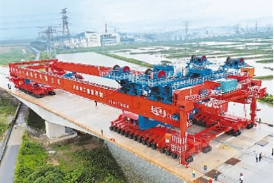 世界最大吨位1800吨级整孔预制箱梁架桥机“越海号”。中铁科工供图