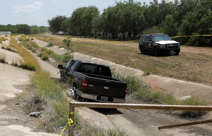 一辆警车停在一辆据信属于拉莫斯的车附近 路透社图