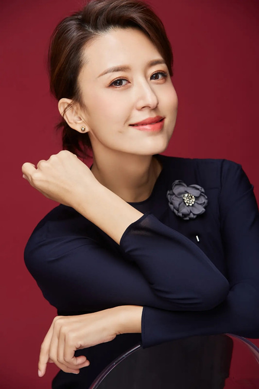 挑战主持人冠军 搭配优雅大方 41岁的“天然女神”—张蕾