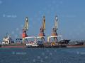 现场：俄发动特别军事行动以来首艘船只抵达马里乌波尔 在港口鸣笛