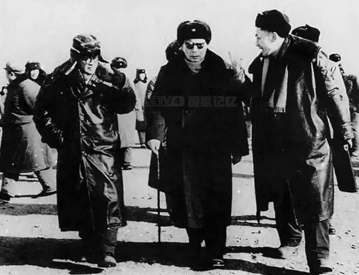 图：聂荣臻（中）、王淦昌（左）和朱光亚（右）在我国西部核试验基地