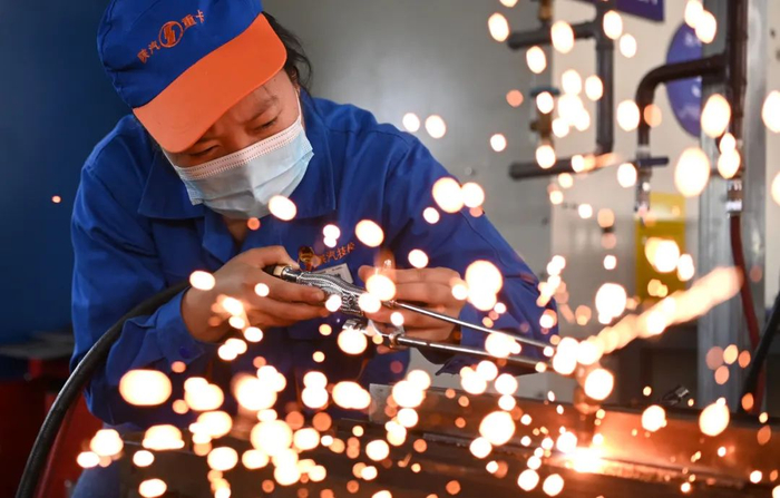 陕西汽车技工学校的胡敏在进行火焰切割&nbsp; 刘潇 摄