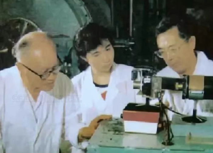 图：左一为王淦昌