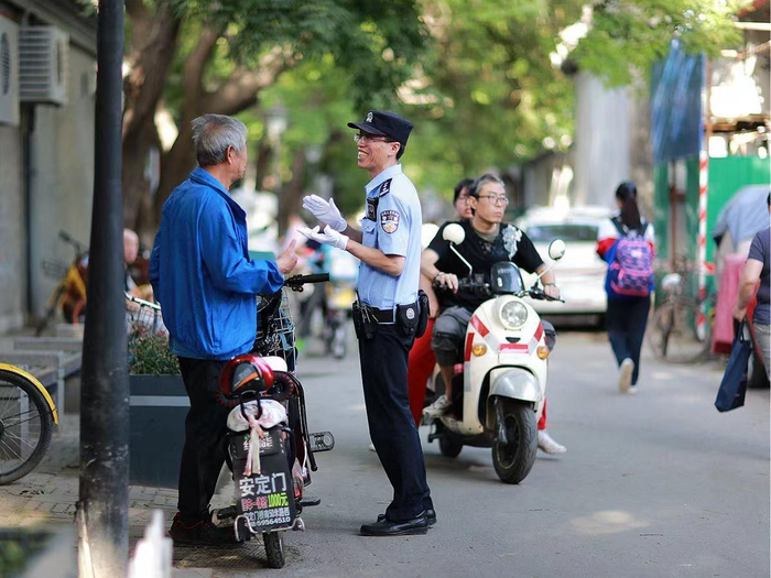 工作中的李劲松。北京市公安局东城分局民警李学忠 摄