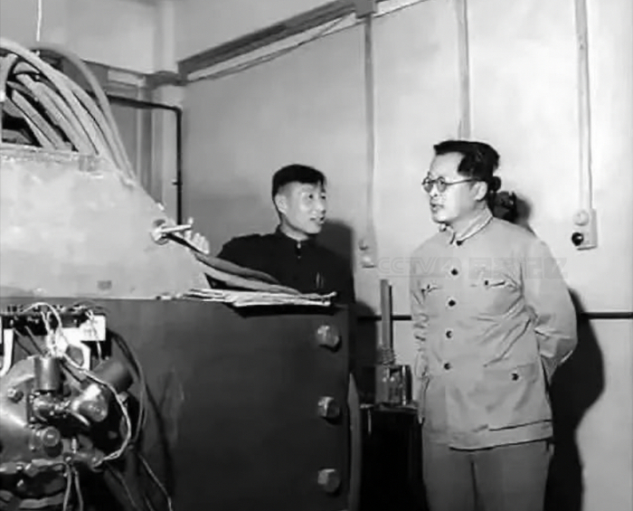 图：王淦昌（右）在杜布纳研究所工作