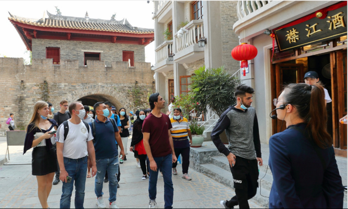 南头古城活化提升吸引外宾参观。深圳特区报记者 周红声 摄