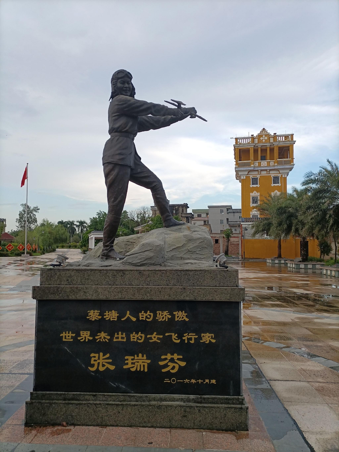 广场上的张瑞芬雕像