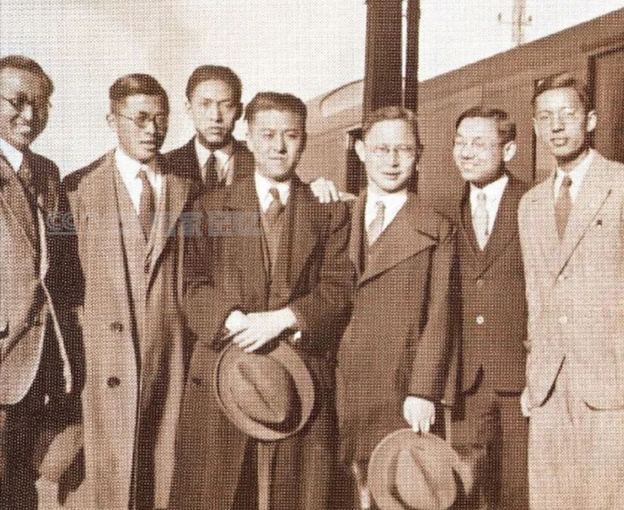 图：左二为王淦昌