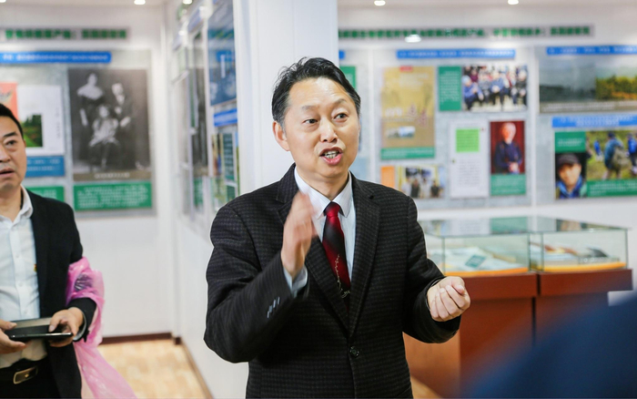 李茂清为观众讲解珙桐历史。受访者供图