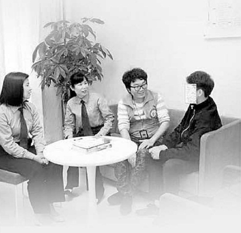 　　台江:检察官、司法社工与帮教对象及家长谈心。