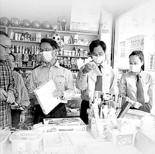 　　永泰:检察官联合有关部门工作人员走访校园周边食品杂货店,摸排公益诉讼案件线索。