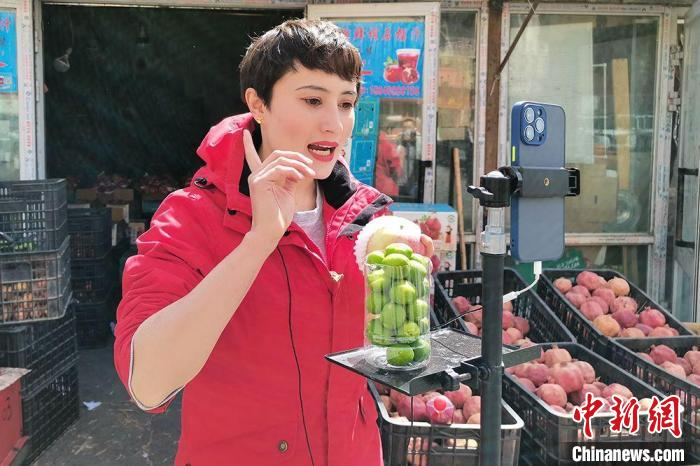 商户直播带货。　戚亚平 摄