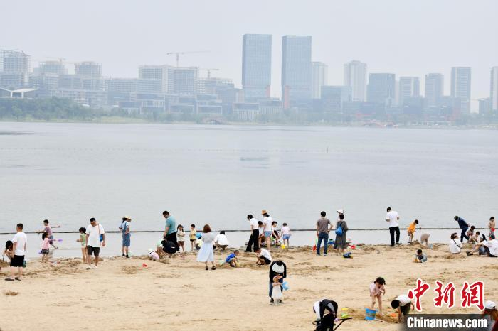 人造沙滩上游玩的市民。　张浪 摄