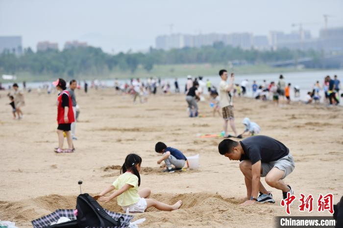 人造沙滩上游玩的市民。　张浪 摄