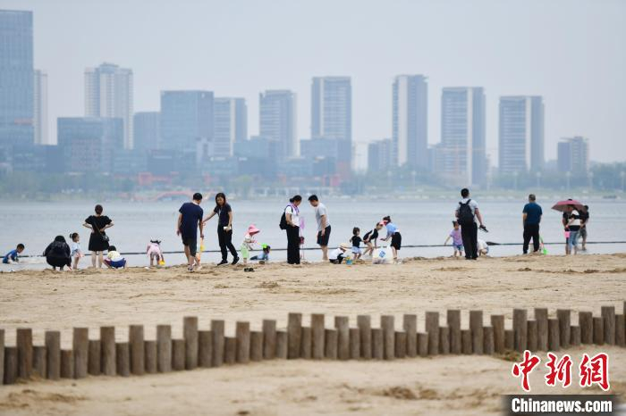人造沙滩上游玩的市民。　张浪 摄