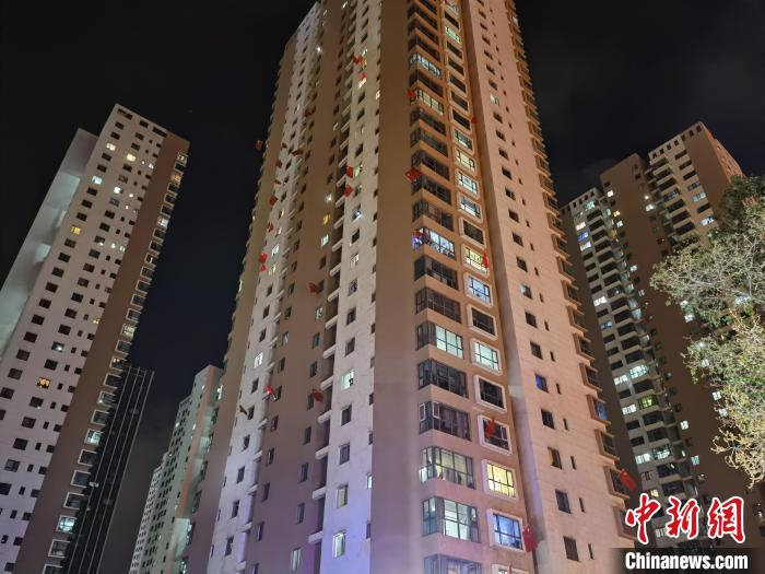 图为世通·国际小区居民楼灯火通明，居民等待解封。　祁增蓓 摄