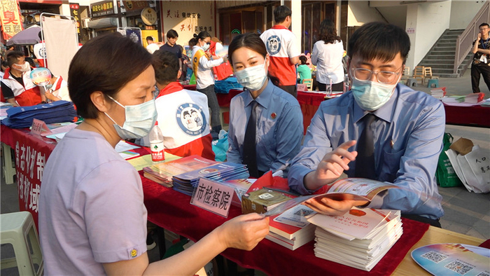 　　日前,安徽省淮北市检察院在隋唐运河古镇举行民法典普法宣传活动,解答群众的法律咨询。　通讯员王菲　刘鹏玉摄