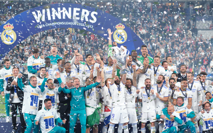 皇马将士在颁奖仪式上庆祝夺冠。  图/新华社