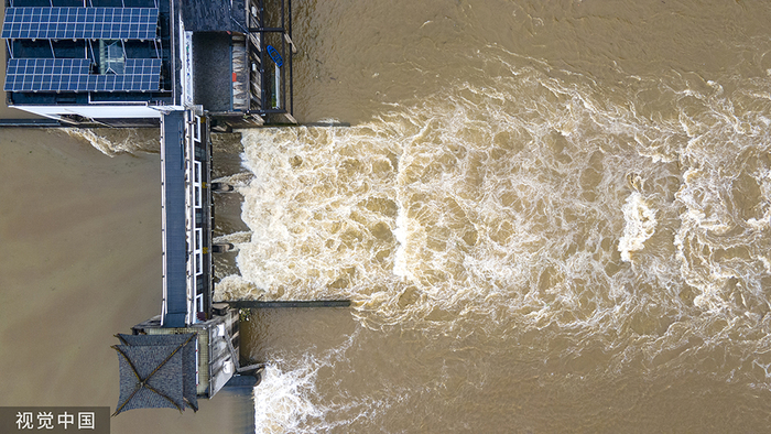2022年5月29日，航拍浙江省金华市金华江河盘桥枢纽，正在紧急放水泄洪（无人机照片）。胡肖飞/视觉中国 图