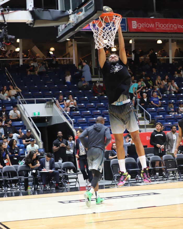 j.cole 职业联赛秀扣篮!网友:怎么没穿他的签名鞋?__财经头条