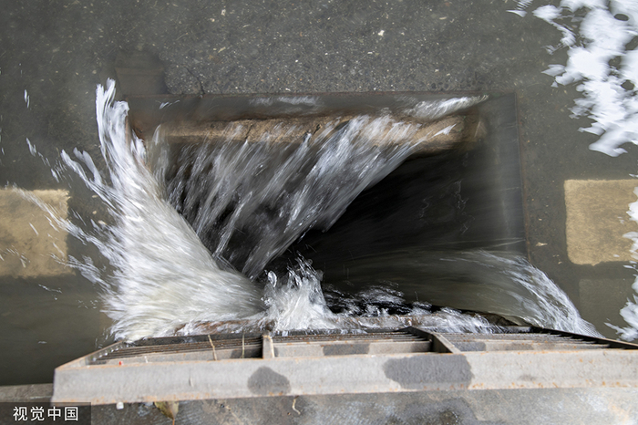 2022年5月29日，浙江省金华市市区路面出现内涝现象，正在排水中。胡肖飞/视觉中国 图