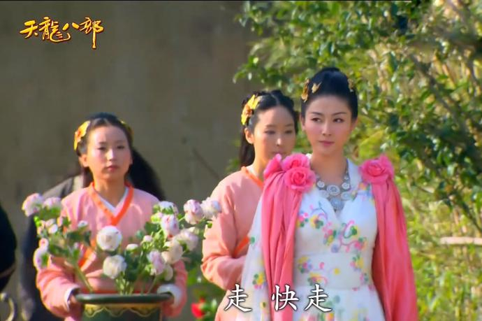 6版《天龙八部》李青萝对比:少时不知舅妈美,光顾看神仙姐姐了