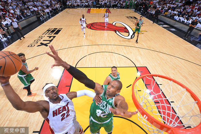 霍福德（右）试图封盖巴特勒。