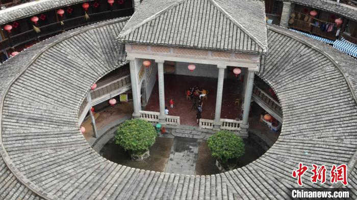 村民在土楼内忙着包粽子。　永定土楼景区供图