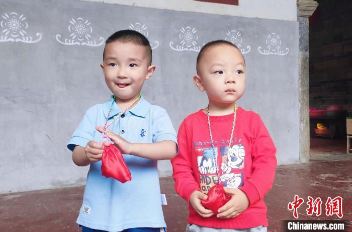 小孩佩戴香包。　永定土楼景区供图