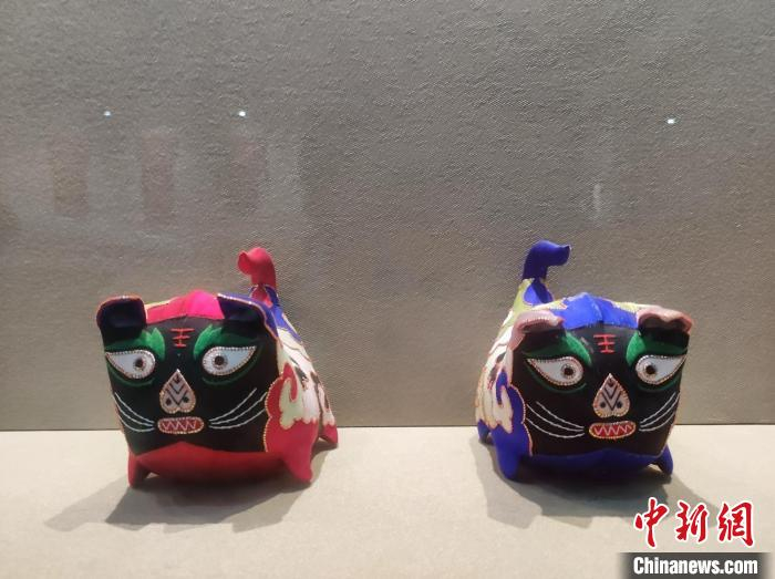 图为贵州水族文化博物馆展出的马尾绣绣品。　刘美伶 摄