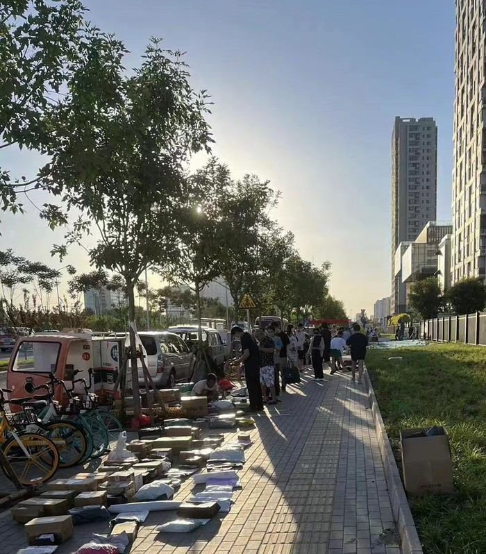 燕保北焦家园取件居民较多。赵语涵&nbsp;摄