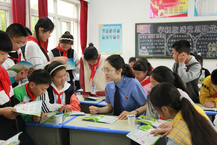 　　江苏省淮安市淮安区检察院检察官为孩子们讲授以自我保护为主题的法治教育课。 