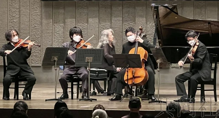 图：钢琴家阿格里奇在“东亚文化之都2022大分县”开幕式上进行纪念演奏