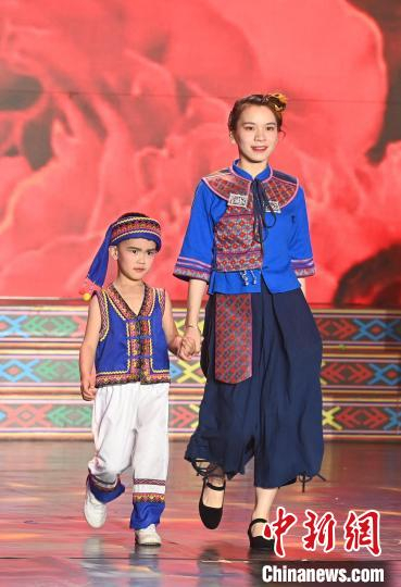 图为服装秀现场。　蒙增师 摄