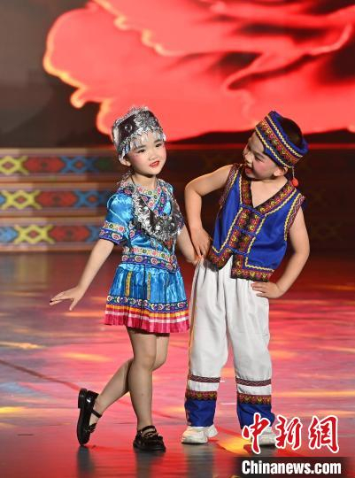 图为孩子们穿着少数民族服装参加走秀。　蒙增师 摄