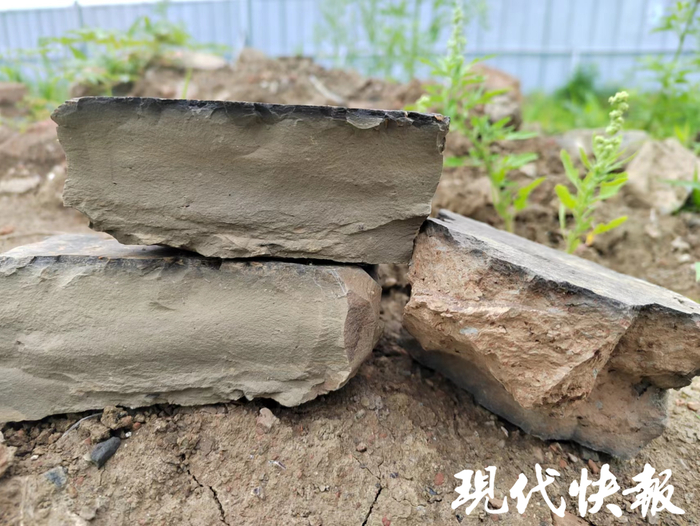 两块金砖（左）与普通砖对比