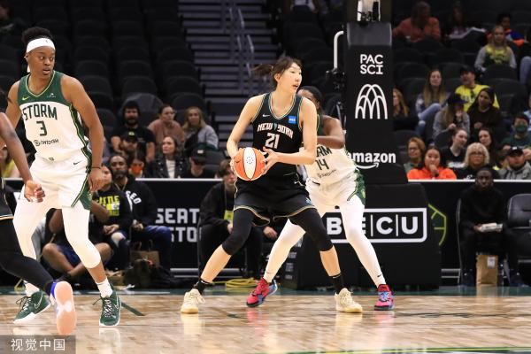 韩旭持球进攻。