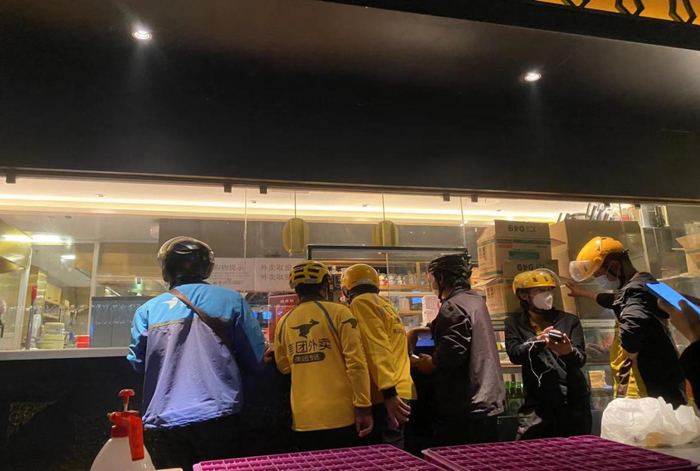 上海街头，出来挣钱的外卖小哥越来越多 摄影 / 刘以秦