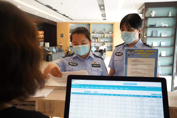 渝中区治安支队民警检查酒店“五必须”要求落实情况。重庆警方 供图